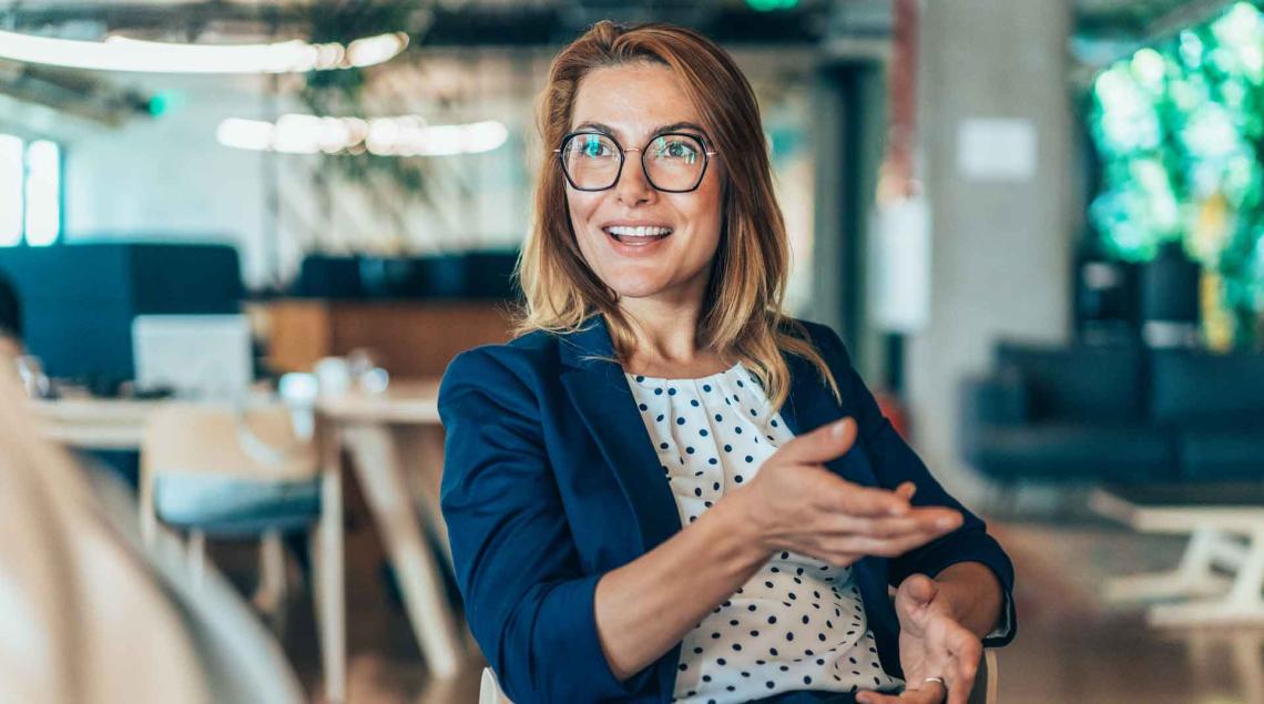 Une femme avec des lunettes souriante