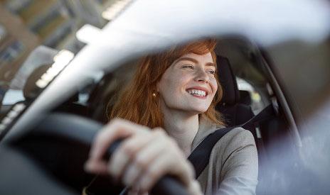 Femme au volant souriant