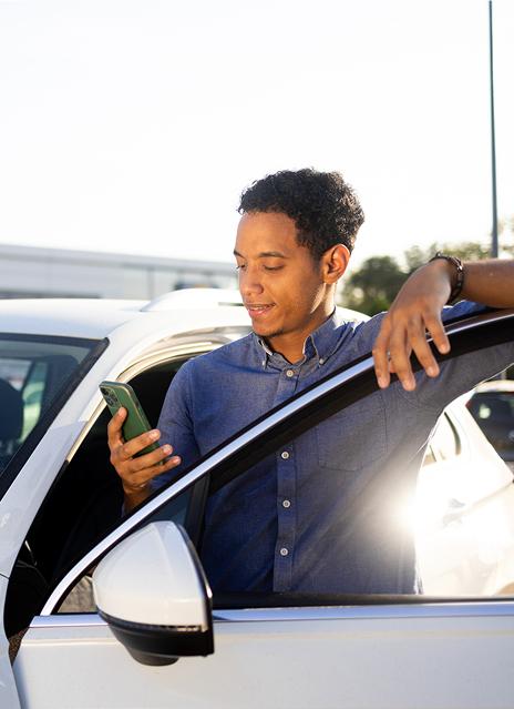 Conducteur consultant les informations de restitution de son véhicule depuis son smartphone