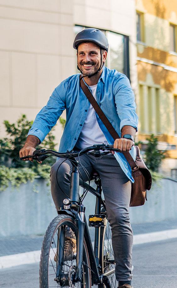 Un homme à vélo en chemise bleu 